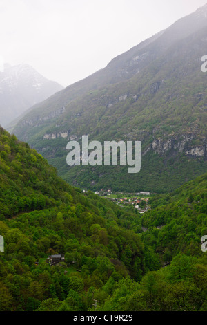 Wirtschaftlicher Not und eine unhaltbare Bevölkerung wanderte viele Bauern in Brontallo, Val Bavana, USA, in der Nähe von Locarno, Schweiz Stockfoto