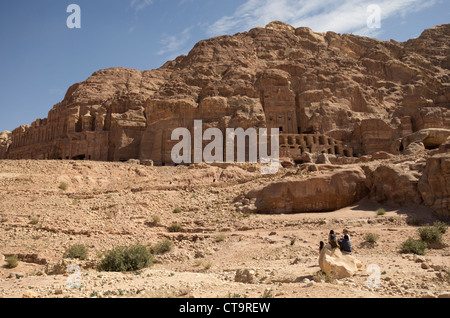 Touristen vor Höhlenwohnungen in Petra, Jordanien Stockfoto