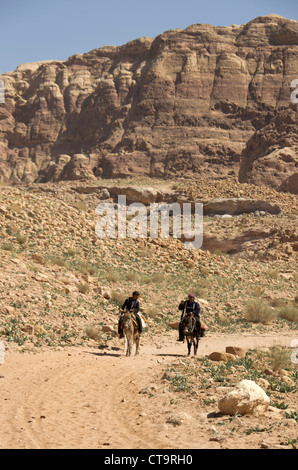 Lokalen Jordanier auf Eseln in der Nähe von Petra Jordan Stockfoto