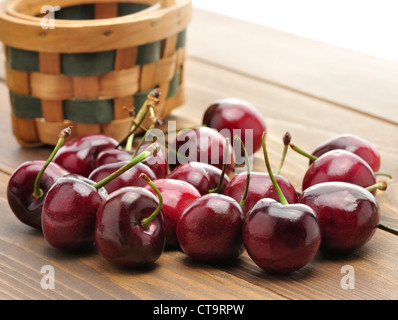 Süßkirschen mit einem Korb, Nahaufnahme Stockfoto
