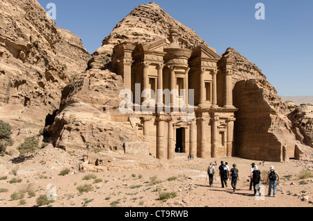 Touristen vor dem Al-Deir-Kloster in Petra Stockfoto