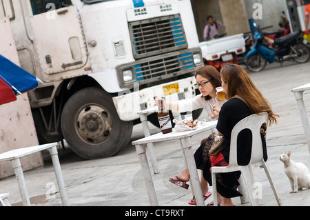 Junge Frauen, die trinken Bier im Supermarkt-Parkplatz, Parian, Cebu City, Philippinen Stockfoto