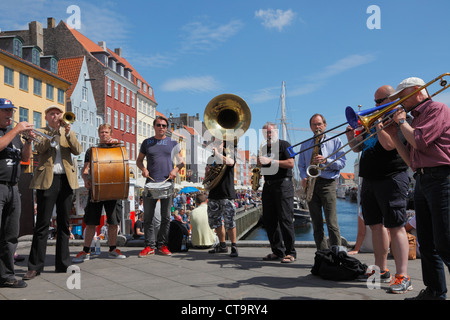 Die Orion-Brassband in Nyhavn an einem sonnigen Sommertag voll mit jazz-Fans und Touristen ein Bier oder einen Kanal mit cruise. Stockfoto