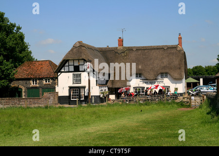 Strohdach Pub The Red Lion Avebury Wiltshire England Stockfoto