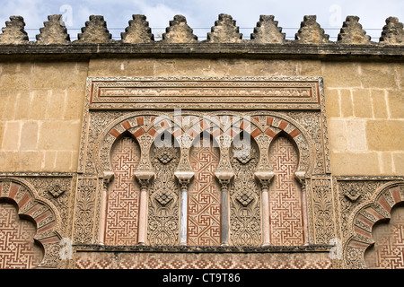 St.-Stephans Tor (Spanisch: Puerta de San Esteban) architektonische Details an der Fassade der Mezquita in Córdoba, Spanien. Stockfoto
