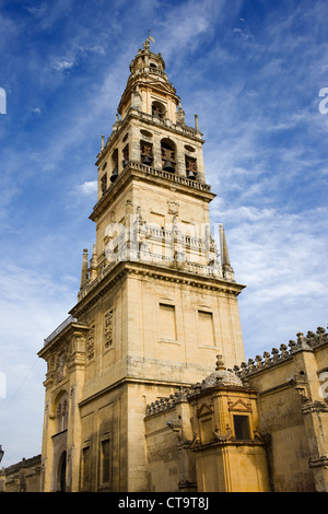 Glockenturm (Spanisch: Torre de Alminar) von der Mezquita-Kathedrale (die große Moschee) in Córdoba, Spanien. Stockfoto