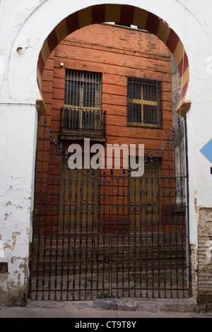 Schlüsselloch-Form geschlossen Tor Eingang zu einem alten Backsteinhaus in der Altstadt von Cordoba, Spanien. Stockfoto