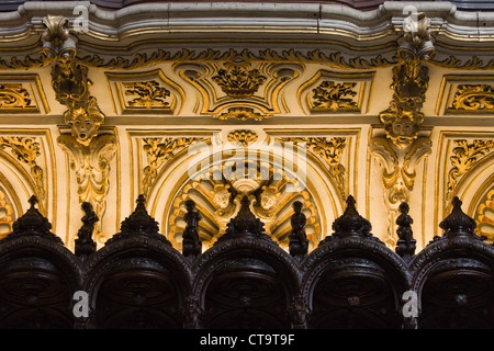 Close-up auf der beleuchteten historischen Mezquita-Kathedrale-Chor Stände Details in Córdoba, Spanien. Stockfoto