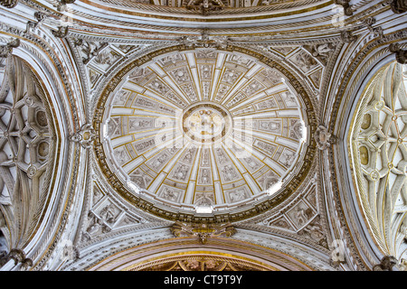 Mezquita-Kathedrale Hauptüberfahrt Kapelle verzierten Kuppel Decke des Querschiffs in Córdoba, Spanien. Stockfoto