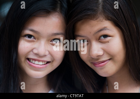 Zwei junge Schwestern in Cebu City, Philippinen Stockfoto