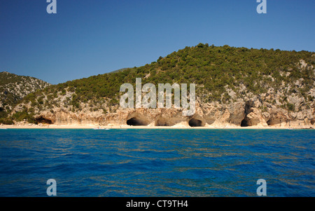 Höhlen am Strand von Cala Luna, Dorgali, Cala Gonone, Sardinien, Italien, Europa Stockfoto