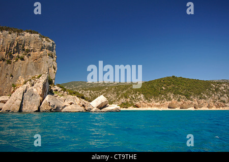 Höhlen und Felsen am Strand von Cala Luna, Dorgali, Cala Gonone, Sardinien, Italien, Europa Stockfoto