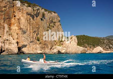 Schlauchboot in der Nähe von Cala Luna Strand, Segeln, Dorgali, Cala Gonone, Sardinien, Italien, Europa Stockfoto