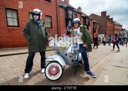 Mods von ihrer Vespa Roller Stockfoto