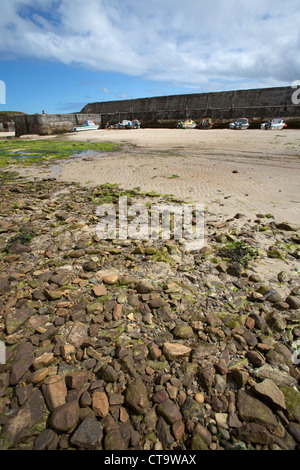 Isle of Lewis, Schottland. Kleine Fischerei und Freizeit Boote bei Ebbe im malerischen Hafen Nis Hafen im Norden von Lewis. Stockfoto