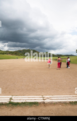 Touristen an der Startlinie des ursprünglichen Olympiastadion, Olympia, Griechenland Stockfoto