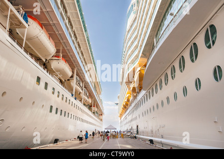 Royal Caribbean Cruise Schiffe, Pracht der Meere auf linken Seite, Navigator der Meere auf rechten Seite festgemacht in Kusadasi, Türkei Stockfoto