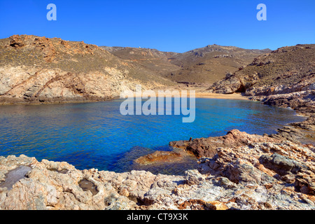 einsame Buchten mit kristallklarem Wasser und Schiefer im Nord-Osten von Mykonos, Griechenland Stockfoto