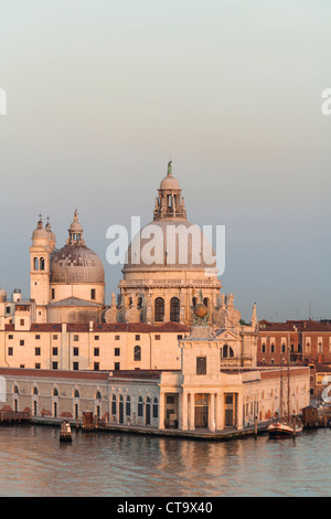 Das Zollhaus Dogana Di Mare, und die Basilica di Santa Maria Della Salute, im Morgengrauen, Venedig, Italien Stockfoto