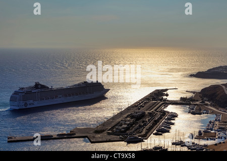 großes Kreuzfahrtschiff setzt der neue Hafen von Mykonos bei Sonnenuntergang Stockfoto