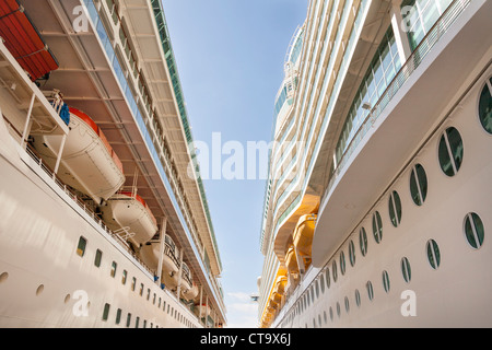 Royal Caribbean Cruise Schiffe, Pracht der Meere auf linken Seite, Navigator der Meere auf rechten Seite festgemacht in Kusadasi, Türkei Stockfoto