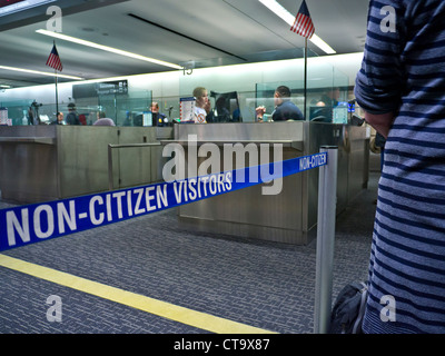 Einwanderung Pass Kontrolle Eintrag Punkt Warteschlange für nicht US-Bürger am Flughafen von San Francisco Kalifornien USA Stockfoto