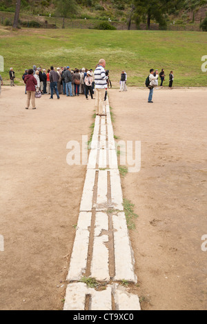 Touristen an der Startlinie des ursprünglichen Olympiastadion, Olympia, Griechenland Stockfoto