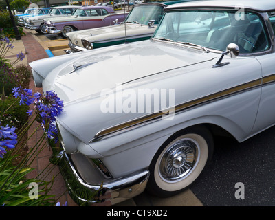 Klassische amerikanische Autos Straße geparkt Linie der 50er Ford Fairlane Skyliner American Classic Motor Cars in Carmel, Kalifornien USA geparkt Stockfoto