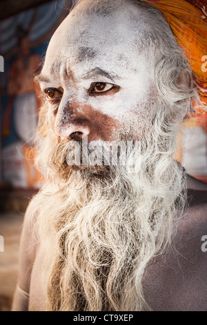 Naga Sadhu(Holy man) Porträt in Varanasi, Uttar Pradesh, Indien Stockfoto