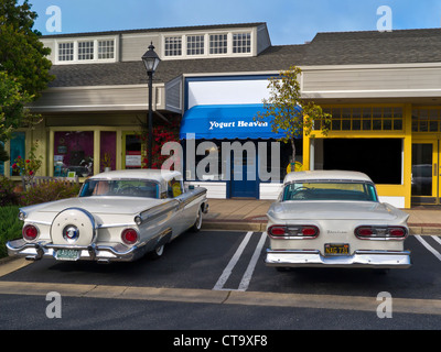 Zeitlosen Blick auf zwei 50er Versionen des Ford Fairlane Skyliner amerikanische klassische Autos in Carmel, Kalifornien USA geparkt Stockfoto