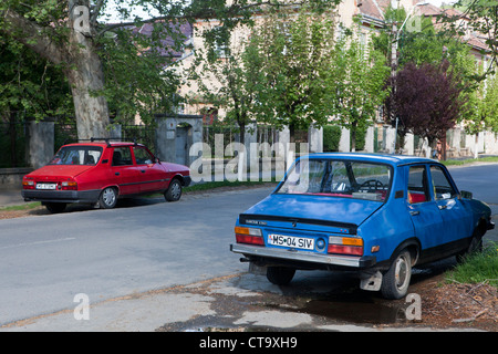 Zwei alte Dacia (Renault 12, R12) geparkt in Targu Mures, Karpaten Siebenbürgen, Rumänien, Osteuropa, EU Stockfoto