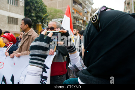 Kairo-Demonstration 31. Januar 2012, auf Nachfrage eine schnellere Übertragung zu einer Zivilregierung der Land-ägyptische Frau dokumentieren Stockfoto