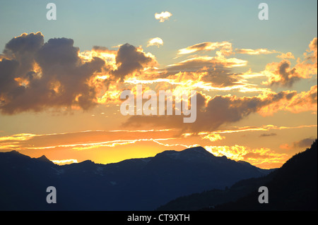 Die Sonne geht hinter einem Bergrücken der Berge in der Region Savoie der französischen Alpen. Stockfoto