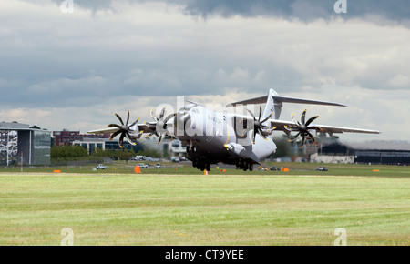 Airbus A400M taktische militärische Transportflugzeuge ausziehen auf der Farnborough Airshow 2012 Stockfoto