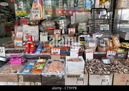 getrocknete Meeresfrüchte Hülsenfrüchte & andere Nahrungsmittel mit Kochgeschirr auf Bürgersteig vor chinesischen Ecke Lebensmittelgeschäft in Chinatown New York angezeigt Stockfoto