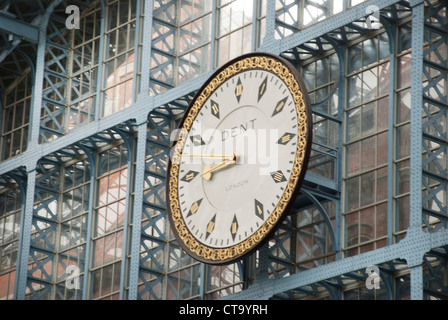 Uhr in St. Pancras International Station, London, Vereinigtes Königreich Stockfoto