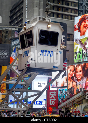 Polizei überwachen der Aktivität im Times Square in New York City, von einem mobilen Wachturm. Die Website von einem versuchten Bombenanschlag. Stockfoto
