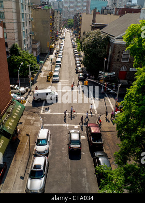 Verkehr und Fußgänger auf einen Sommer am Nachmittag Madison Street in Lower Manhattan, New York City. Stockfoto