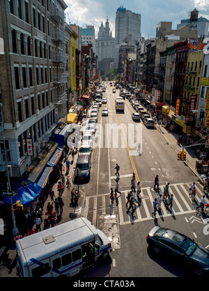 Verkehr und Fußgänger an einem Sommernachmittag am East Broadway in Lower Manhattan, New York City. Stockfoto