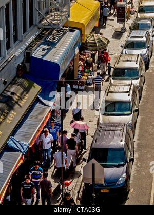 Chinesische Kaufleute verkaufen Essen vom Bürgersteig Stände an einem Sommernachmittag am East Broadway in Lower Manhattan, New York City. Stockfoto