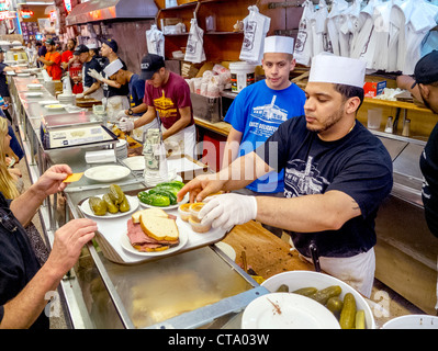 Maß geschnittenen Schinkensemmeln werden an der berühmten Katz Delikatessen auf der East Houston Street in Lower Manhattan, New York City verkauft. Stockfoto