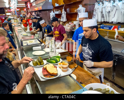 Maß geschnittenen Schinkensemmeln werden an der berühmten Katz Delikatessen auf der East Houston Street in Lower Manhattan, New York City verkauft. Stockfoto