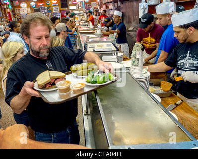 Maß geschnittenen Schinkensemmeln werden an der berühmten Katz Delikatessen auf der East Houston Street in Lower Manhattan, New York City verkauft. Stockfoto