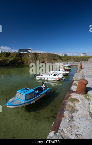 Isle of Lewis, Schottland. Kleine Fischerboote gefesselt neben den malerischen Hafen Nis Hafen. Stockfoto