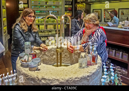 Bei einer importierten französischen Seifenladen, Midtown Manhattan, New York City, probieren Frauen Kunden die Produkte zu einem reich verzierten Stein Waschbecken. Stockfoto