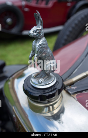 Mad März Hase Maskottchen Detail auf Oldtimer Alvis Stockfoto