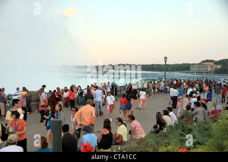 Die Menge der Besucher auf der Niagara-Fälle-Suche Stockfoto