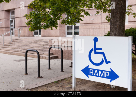 Behinderten Rampe Zeichen vor Gebäude Stockfoto