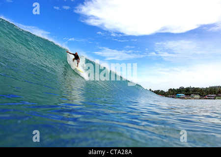 Reisende, die beim Surfen auf Lagundri Bay auf der Insel Nias, Nord-Sumatra. Stockfoto