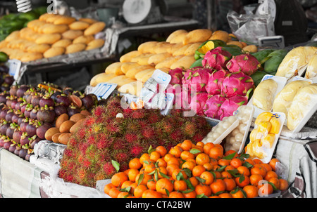 Frisches Obst in den Regalen des thailändischen Marktes Stockfoto